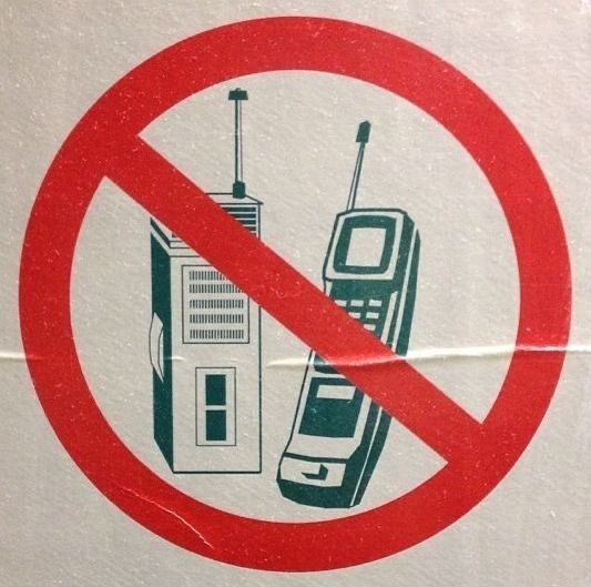 The Dancefloor Paradox: Why 50% of Clubbers Say Phones Are Ruining Nightlife (And Why They Can't Put Them Down) - OBSCUUR